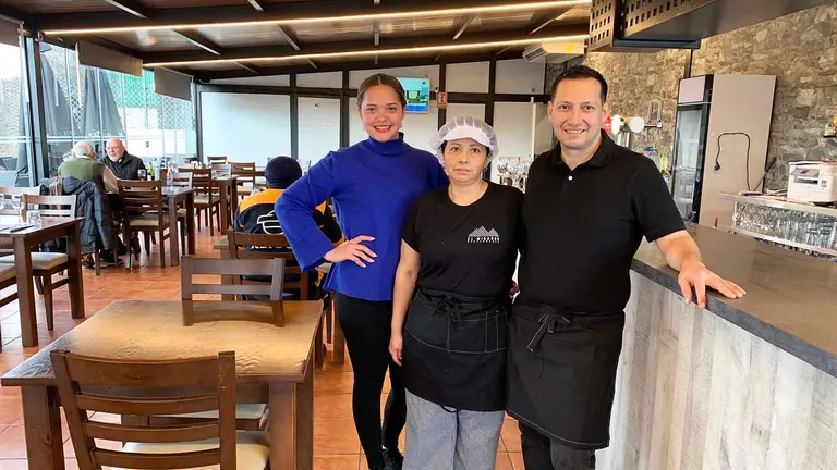 Karem, Violeta y Ángel junto a la barra del restaurante El Mirador en Villatuerta. Navarra.com