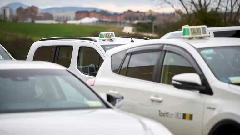 Tele Taxi San Fermin cierra durante una hora (11:00 a 12:00 de la mañana) prestando únicamente los servicios de paradas y convoca una concentración en las instalaciones de Teletaxi durante esa hora de once a doce de la mañana. PABLO LASAOSA