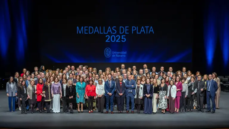 Fotografía de familia de los profesionales que han recibido la medalla de la plata de la Universidad de Navarra. UNIVERSIDAD DE NAVARRA