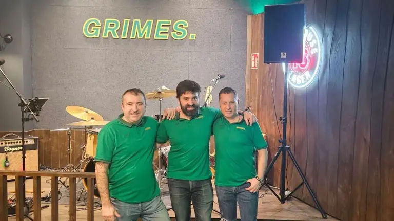 De izquierda a derecha:  Fermín Esparza, Javier Lorente y Alfredo Abaurrea, socios del pub irlandés Grimes, en la Calle las Blancas 1 de Lezkairu. CEDIDA