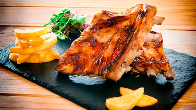 Imagen de uno de los platos que se sirven en el restaurante del camping Izarpe en Aróstegui. CAMPING IZARPE