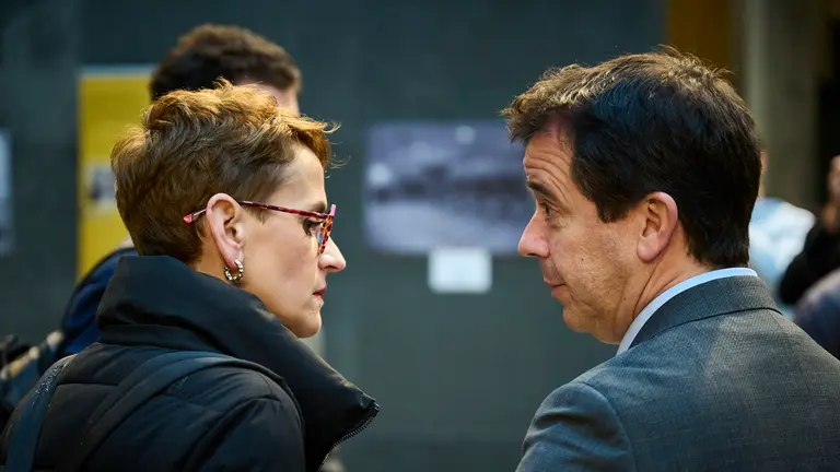 La presidenta de Navarra María Chivite junto a Mikel Irujo, consejero de Industria, minutos antes de comenzar el pleno del Parlamento. PABLO LASAOSA