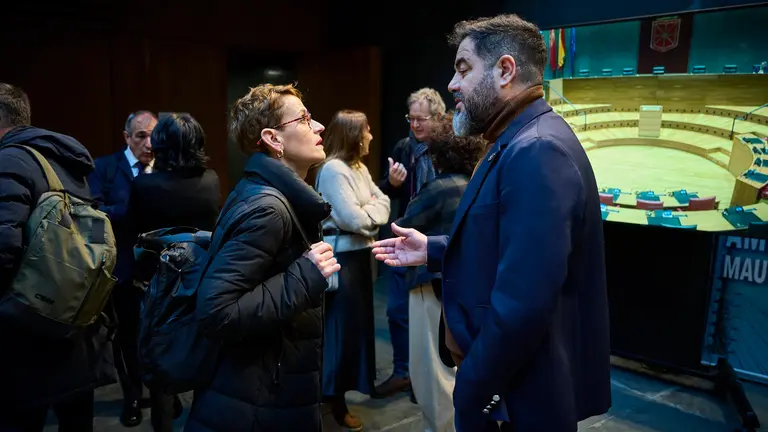 La presidenta del Gobierno María Chivite junto a Ramón Alzórriz minutos antes de comenzar el pleno del Parlamento. PABLO LASAOSA