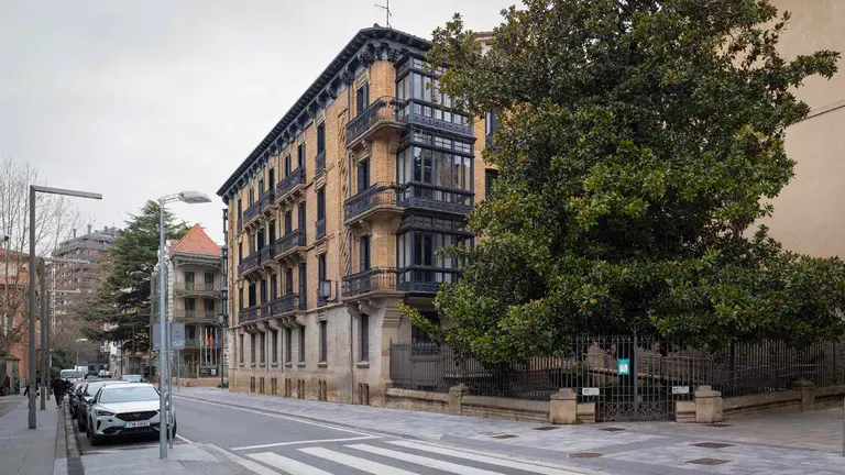 Edificio de la antigua sede de la Mancomunidad de la Comarca de Pamplona en la calle General Chinchilla. MCP