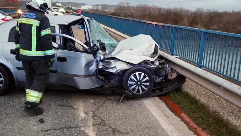 El choque frontal ha tenido lugar sobre el puente del Ebro en Ribaforada. BOMBEROS DE NAVARRA