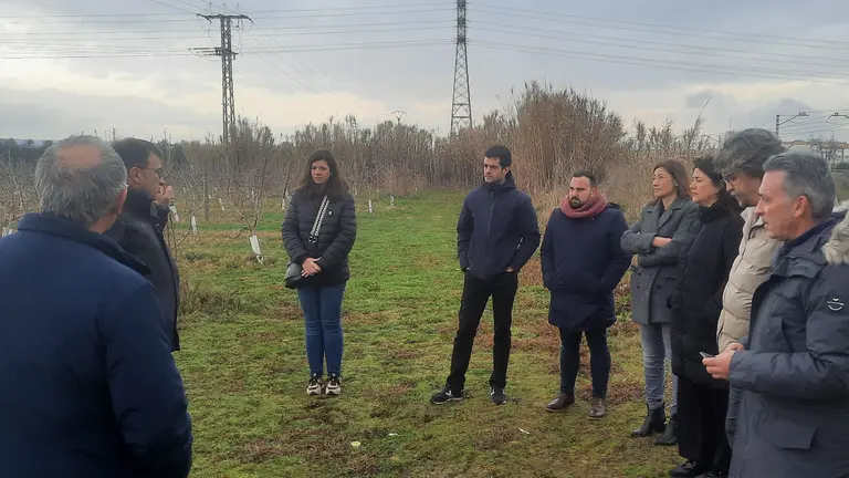 Una de las visitas de los parlamentarios de Navarra a una cooperativa agrícola. CEDIDA