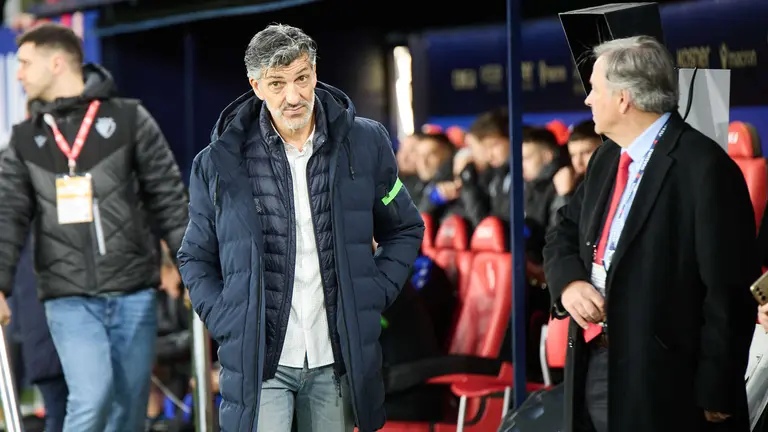 Imanol Alguacil (entrenador Real Sociedad) durante el partido de La Liga EA Sports entre CA Osasuna y Real Sociedad disputado en el estadio de El Sadar en Pamplona. IÑIGO ALZUGARAY