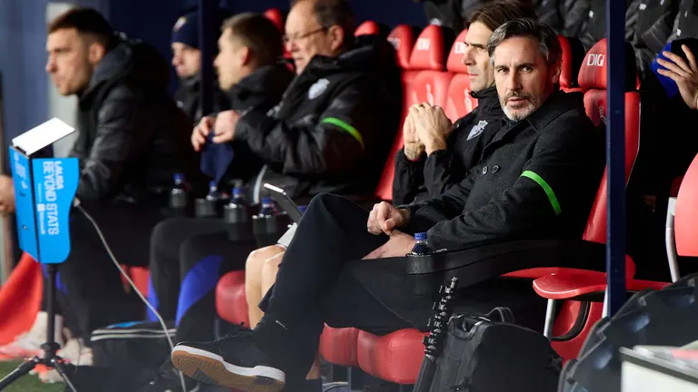 Vicente Moreno (entrenador CA Osasuna) durante el partido de La Liga EA Sports entre CA Osasuna y Real Sociedad disputado en el estadio de El Sadar en Pamplona. IÑIGO ALZUGARAY
