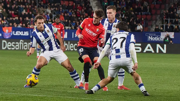 Jon Olasagasti (16. Real Sociedad), Aimar Oroz (10. CA Osasuna) y Jon Aramburu (27. Real Sociedad) durante el partido de La Liga EA Sports entre CA Osasuna y Real Sociedad disputado en el estadio de El Sadar en Pamplona. IÑIGO ALZUGARAY