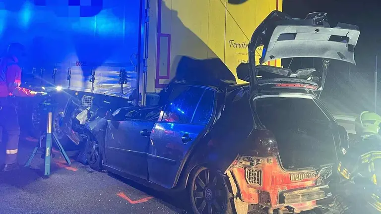 El coche ha quedado literalmente debajo del camión. POLICÍA FORAL