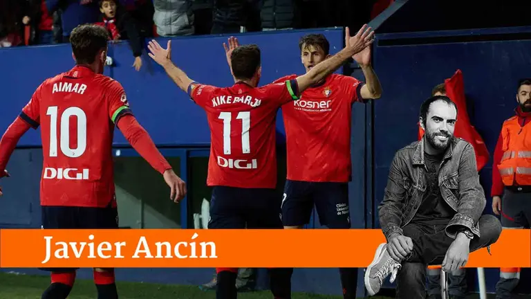 Budimir celebra el gol con Kike Barj ay Aimar Oroz. IÑIGO ALZUGARAY