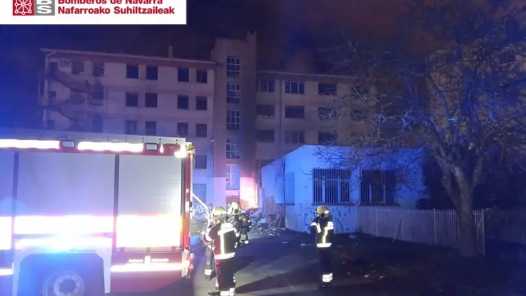 Los bomberos sofocan un incendio en un edificio abandonado de Pamplona. BOMBEROS DE NAVARRA