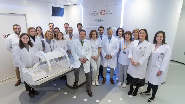 Profesionales de Oncología Radioterápica del Cancer Center Clínica Universidad de Navarra en la sala del nuevo MR Linac. CEDIDA