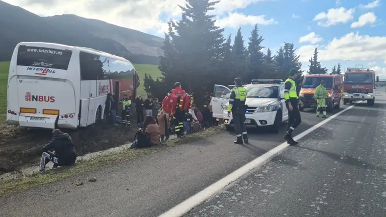 Momento del accidente ocurrido en una autopista de Navarra. GUARDIA CIVIL