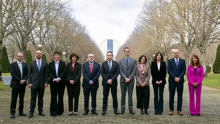 El equipo de dirección de la UPNA, al completo. De izda. a dcha.: Roldán Jimeno (secretario general), Javier Goicoechea (Enseñanzas), Mónica Cortiñas (Calidad, Economía y Estrategia), Cristina Bayona (Estudiantes, Empleo y Emprendimiento), Luis Gandía (Profesorado), Ramón Gonzalo (rector), Martín Larraza (investigación), Edurne Barrenechea (Desarrollo Digital), Begoña Pérez (Proyección Universitaria, Cultura y Divulgación), Jorge Elso (Internacionalización y Cooperación al Desarrollo) y Mar González (gerente). IRATI AIZPURUA