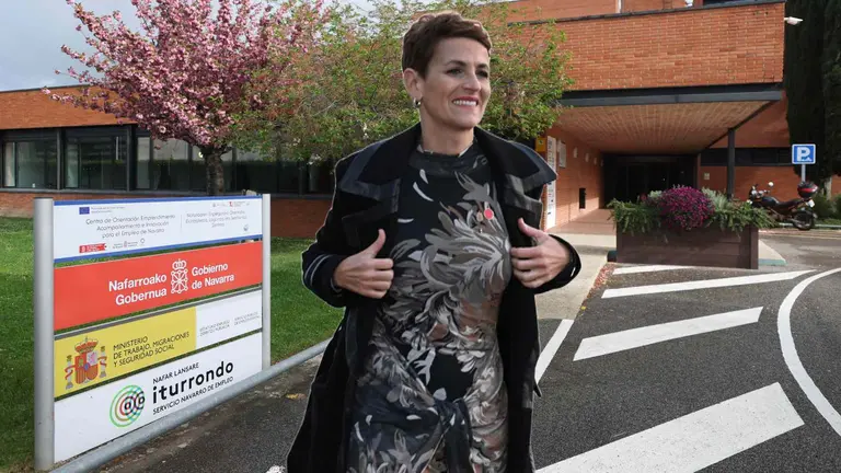 Fotomontaje de María Chivite sobre una imagen de una oficina del Servicio Navarro de Empleo.