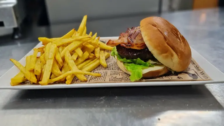 Imagen de archivo de la hamburguesa que se sirve en la cafetería de la Sidrería Olatzea de Arbizu. SIDRERÍA OLATZEA