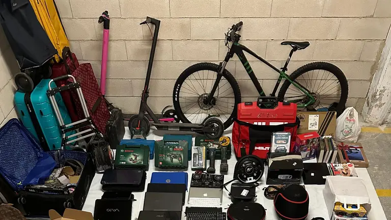 Detenido un hombre y a una mujer por un presunto delito de robo con fuerza en varios trasteros de una misma comunidad. POLICÍA MUNICIPAL