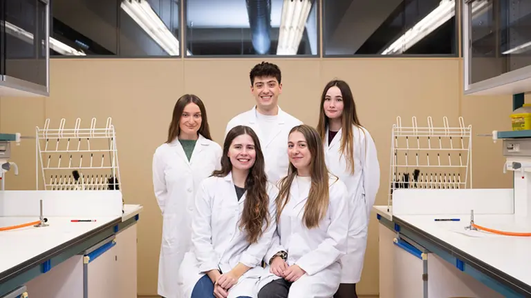 De pie (de izq. a dcha.), Maddalen Monreal, Mikel Lacalle y Aída Rudiez. Sentadas (de izq. a dcha.), Cristina Albuixech y Paula Fauste, en la Facultad de Ciencias de la Salud de la UPNA. UPNA