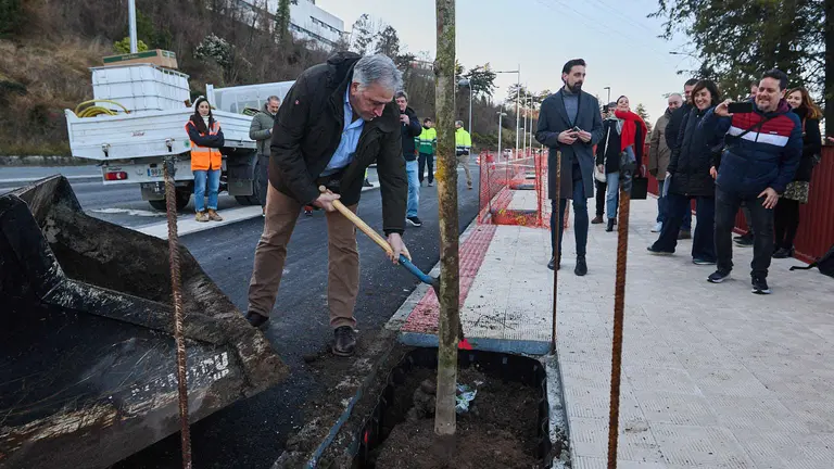 El alcalde de Pamplona, Joseba Asirón plantando un árbol en la cuesta de Beloso. IÑIGO ALZUGARAY