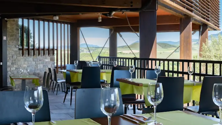 La terraza del restaurante Sarbil, en la calle Ikerrea número 8, en Echauri. CEDIDA