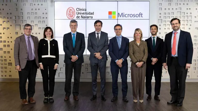 Joseba Campos, director general de la CUN, y Paco Salcedo, presidente de Microsoft España, -tercero y cuarto por la izquierda- con directivos de las dos entidades. CLÍNICA UNIVERSIDAD DE NAVARRA