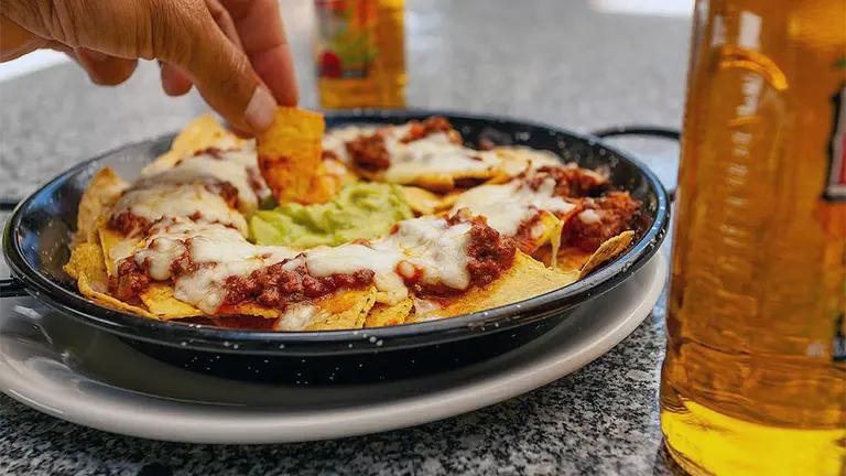 Los nachos con queso, carne y guacamoles son una de las opciones de picoteo en el Asador Erreleku. ASADOR ERRELEKU