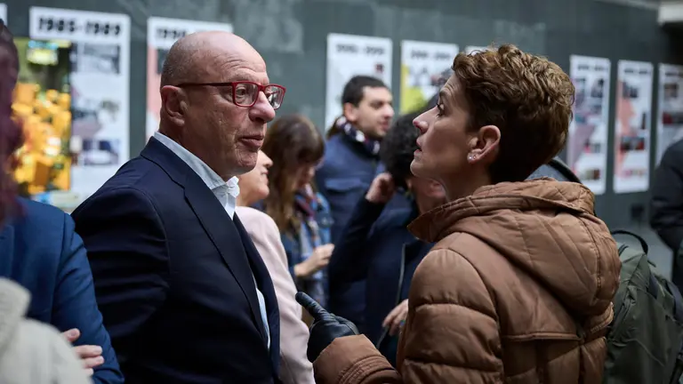 La presidenta María Chivite habla con el consejero de Educación Carlos Gimeno minutos antes de comenzar el pleno del Parlamento. PABLO LASAOSA