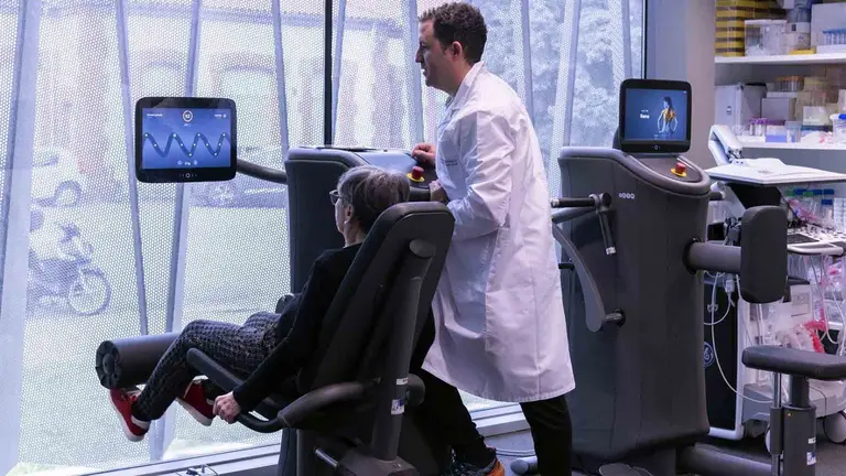 Participante realizando parte del programa de ejercicio de fuerza prescrito en el proyecto. - ARRAIZA FERNÁNDEZ, MARÍA (NAVARRABIOMED)