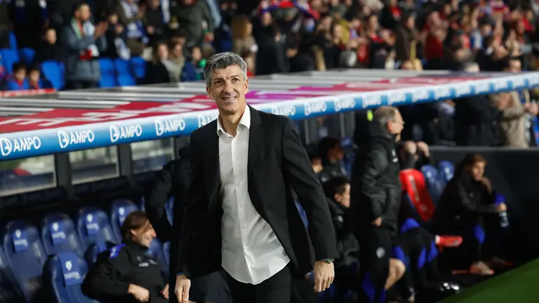 El entrenador de la Real Sociedad, Imanol Alguacil, durante el partido de cuartos de final de la Copa del Rey que Real Sociedad y CA Osasuna disputan este jueves en el Reale Arena de San Sebastián. EFE/ Javier Etxezarreta