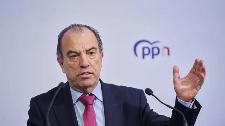 Sergio Sayas, Carlos Garc&iacute;a Adanero y Maribel Garc&iacute;a Malo ofrecen una ruenda de prensa para presentar medias del PP en materia de vivienda. PABLO LASAOSA