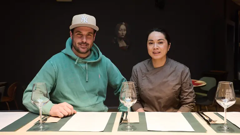 Javier Delgado y Lucía González, del bar restaurante La Martingala, en la calle de la Nogalera 14 de Burlada. IÑIGO ALZUGARAY