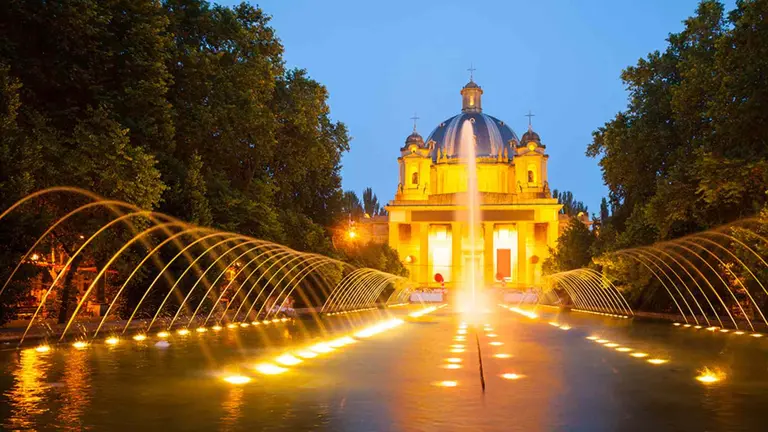 Vista del monumento a los Caídos desde el final de Carlos III. AYUNTAMIENTO DE PAMPLONA
