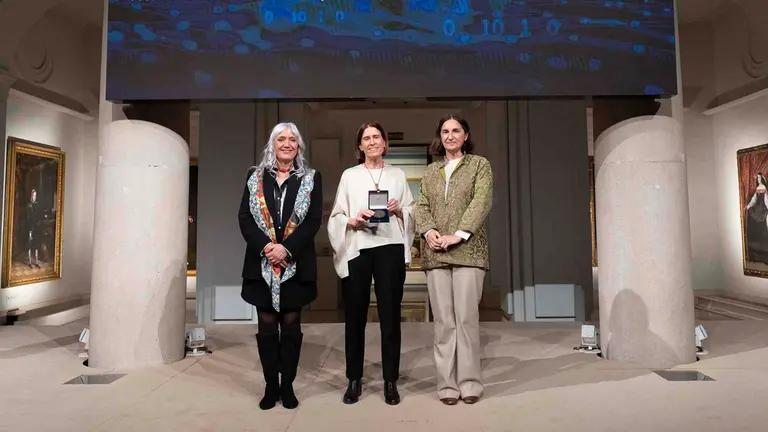 Lola Ugarte (en el centro) recoge la medalla de oro de la SEIO. De izda. a dcha., la presidenta de la SEIO, Begoña Vitoriano; la catedrática Lola Ugarte y la directora de Relaciones Institucionales de la Fundación BBVA, Silvia Churruca. FUNDACIÓN BBVA 2024