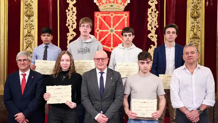 Los jóvenes galardonados el consejero de Educación, Carlos Gimeno, 
el director general de Educación, Gil Sevillano y el director del Servicio de Inspección Educativa Alberto Urrutia. GOBIERNO DE NAVARRA