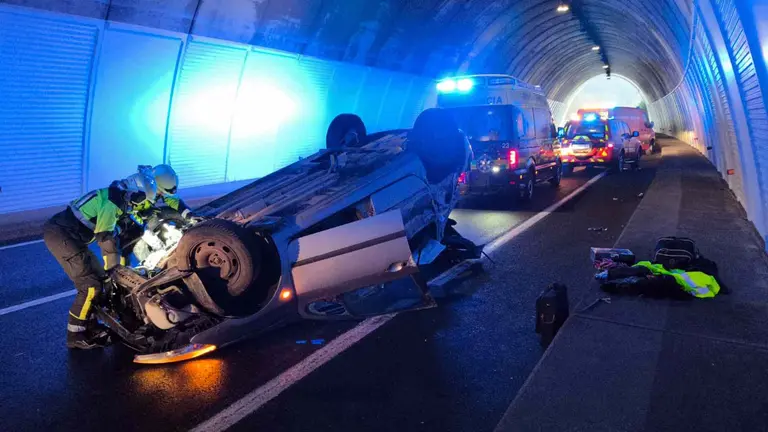 Imagen del coche volcado en el interior del túnel de la A-15 en Latasa. BOMBEROS DE NAVARRA