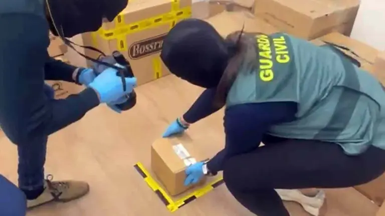 Dos agentes de la Guardia Civil manipulan uno de los paquetes que contenían droga. GUARDIA CIVIL de NAVARRA