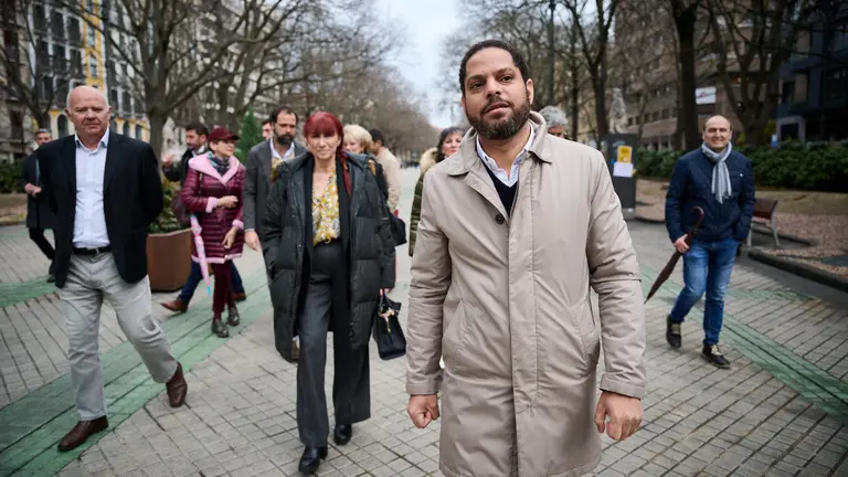 Ignacio Garriga de Vox hace declaraciones a medios en el Paseo Sarasate de Pamplona. PABLO LASAOSA