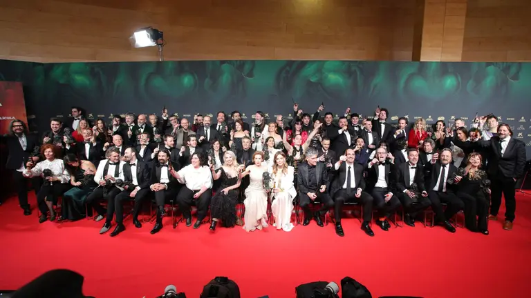 Fotografía de familia de los galardonados en la 39 edición de los Premios Goya de la Academia de Cine que se celebró este sábado en el Palacio de Congresos y Exposiciones de Granada. EFE/Pepe Torres