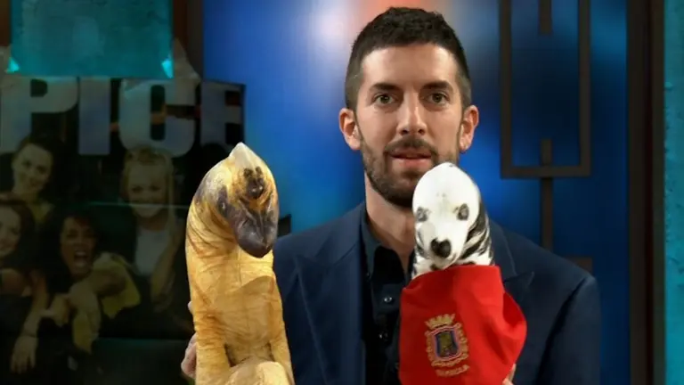 David Broncano posa con el perro de peluche que tiraron desde el público con un pañuelo de Tafalla en el programa de La Revuelta. LA REVUELTA