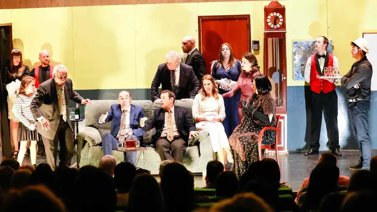 Parte del elenco del grupo de teatro de Cadreita en escena. AYUNTAMIENTO DE CADREITA