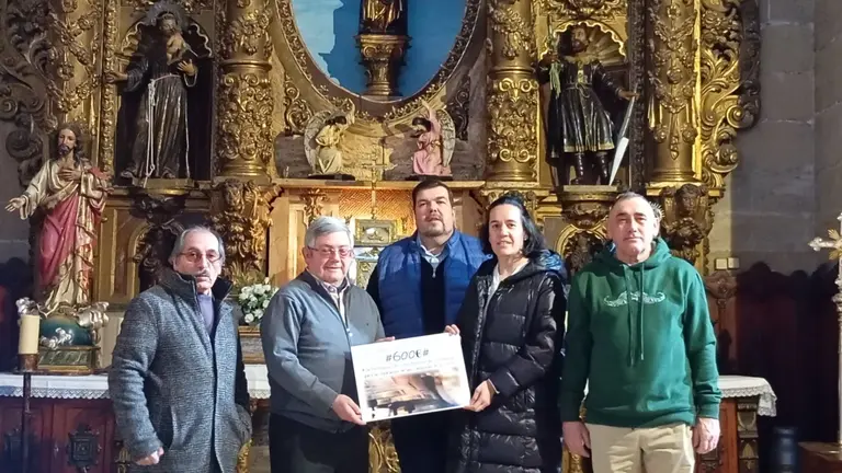 De izda a drcha, José Murillo (Coral), Santiago Jiménez (párroco de Cintruénigo), Ramón Casado (Coral), Isabel Montes (Coral) y Toño Ipas (Coral). CEDIDA