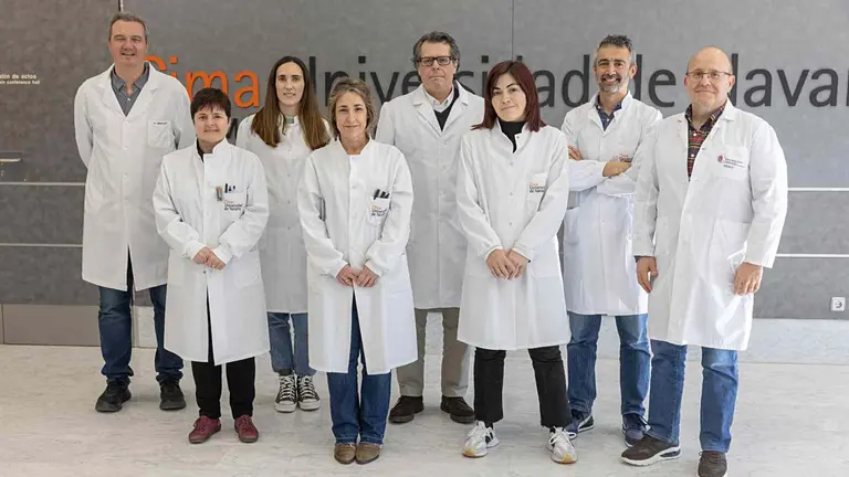 Pedro Berraondo, Uxue Latasa, Amaya López, Eva Santamaría, Matías Ávila, Maite García, Iker Uriarte, del Cima Universidad de Navarra, y Jesús Urman, del Hospital Universitario de Navarra. CLÍNICA UNIVERSIDAD DE NAVARRA