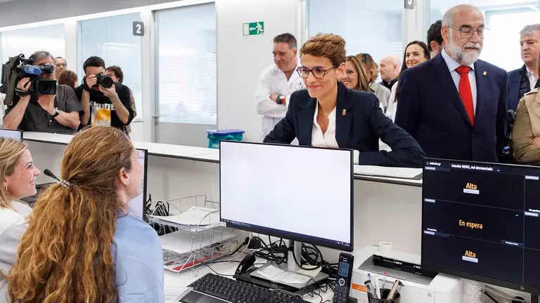 La presidenta de Navarra, María Chivite (c), acompañada de la delegada del Gobierno, Alicia Echeverría (2d), y el consejero de Salud, Fernando Domínguez (3d), durante la visita a la nueva unidad de Hemodinámica habilitada en el Hospital Universitario de Navarra (HUN). . EFE/Villar López