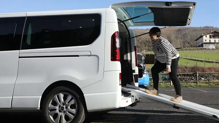 Arantxa Iparragirre, primera taxista con vehículo adaptado para personas con movilidad reducida en Leitza. CEDIDA