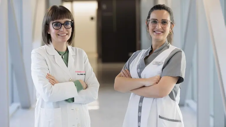 La Dra. Elena Panizo y Marta Díaz, coordinadora y enfermera del Área de Cáncer Pediátrico del Cancer Center Clínica Universidad de Navarra. CLÍNICA UNIVERSIDAD DE NAVARRA