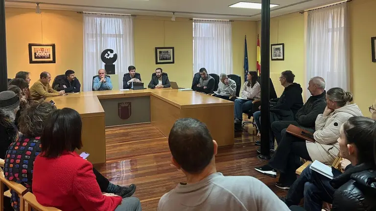 El director general, en la reunión mantenida en el Ayuntamiento con el alcalde de la localidad, representantes de los comercios y técnicos de CEDERNA. - GOBIERNO DE NAVARRA