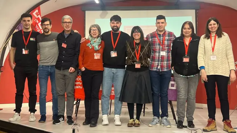 Unai Álava con la nueva ejecutiva de la federación de Enseñanza de CCOO Navarra. CCOO