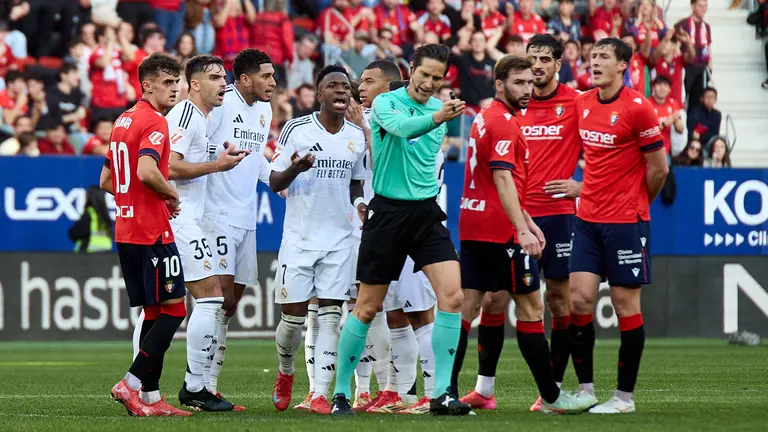 Jose Luis Munuera Montero (árbitro del partido) muestra una tarjeta roja a Jude Bellingham (5. Real Madrid) durante el partido de La Liga EA Sports entre CA Osasuna y Real Madrid disputado en el estadio de El Sadar en Pamplona. IÑIGO ALZUGARAY