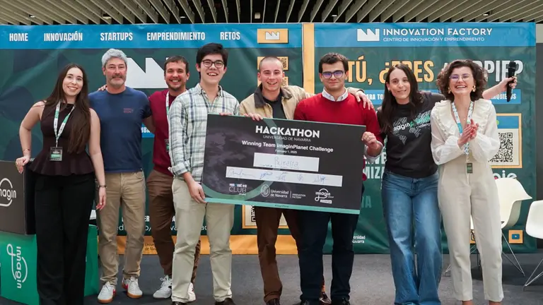 De izquierda a derecha, Laura Rodríguez (Grupo Enhol); Santiago Hermida (CaixaBank DayOne) ; Ibai de Miguel (Grupo Enhol); Francisco Portillo, Luis Neira y Gonzalo Vidal (Ruralia); Anna Barri (imagin); Amaya Vizmanos (Student Innovation Team Universidad de Navarra). CEDIDA